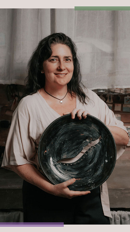 Retrato Flavia Pircher segurando um prato customizado com costura.